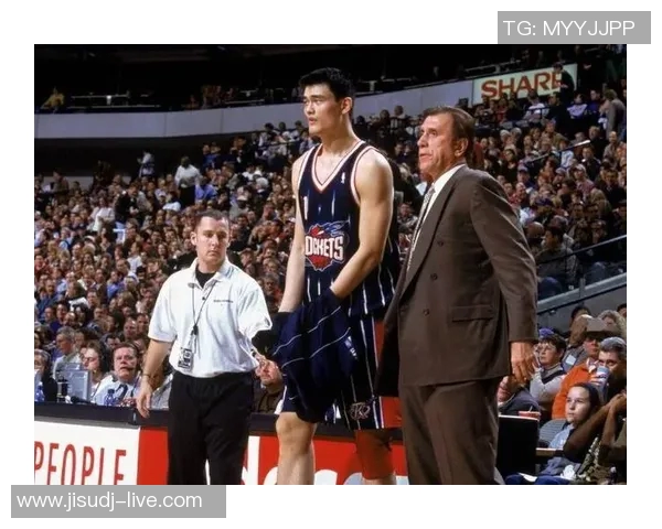 洛佩兹与姚明的巅峰对决谁能在篮坛历史上留下浓墨重彩的一笔