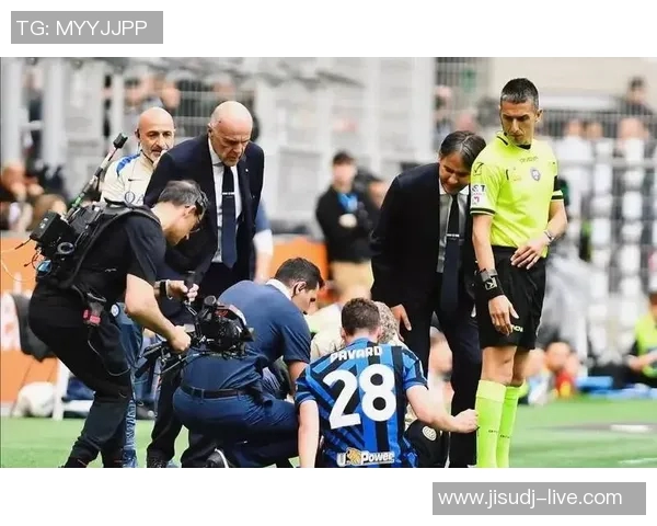 国米与曼联友谊赛战平帽子戏法引发争议判罚全场沸腾