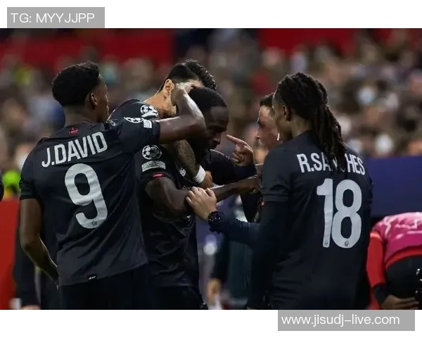 德甲焦点战平：里昂与莱比锡互交白卷全场气氛紧张