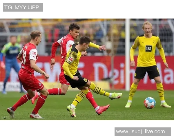 世界杯激战：多特蒙德小胜曼联红牌事件引发全场热议