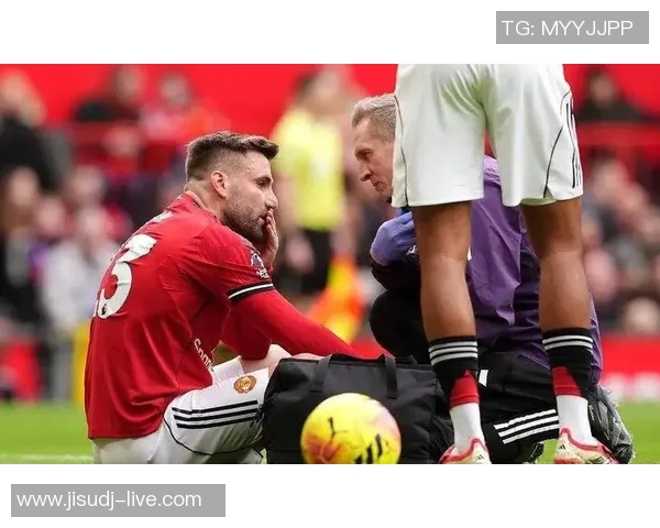 国王杯激战巴萨险胜曼联红牌争议引发全场热议与转会传闻